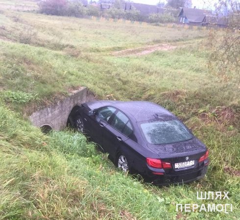 В Вилейском районе пьяный водитель на BMW врезался в бетонную конструкцию