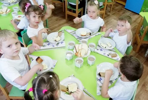 Спортивные игры, зарядки, эстафеты. В детском саду прошёл масштабный праздник "День здоровья"