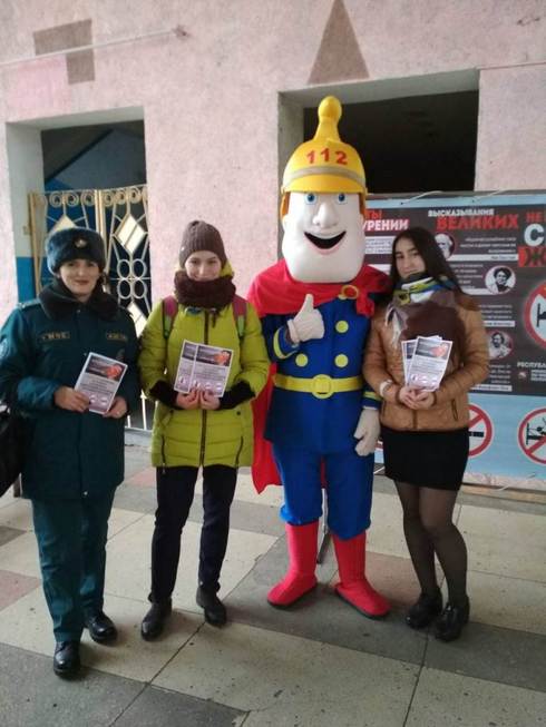 Работнікі РАНС разам з актывістамі клуба юных выратавальнікаў у час акцыі "Не прапальвай сваё жыццё” Работнікі РАНС разам з актывістамі клуба юных выратавальнікаў у час акцыі "Не прапальвай сваё жыццё”