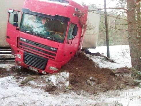 Грузовик в Вилейском районе сложился "ножницами" перед деревом