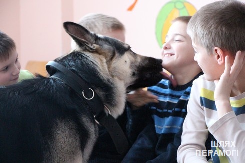 Дед Мороз-кинолог посетил детей в Вилейском районе Дед Мороз-кинолог посетил детей в Вилейском районе