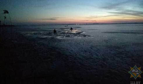 В Беларуси четверо мужчин провалились под лед, спасти удалось лишь одного В Беларуси четверо мужчин провалились под лед, спасти удалось лишь одного