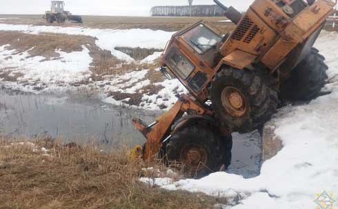 Трактор прижал человека к шлюзу в мелиоративном канале в Добрушском районе (Видео) Трактор прижал человека к шлюзу в мелиоративном канале в Добрушском районе (Видео)