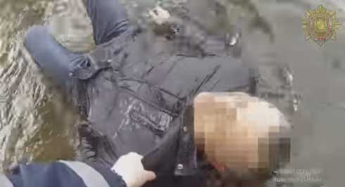 Сотрудники ГАИ в Витебске спасли мужчину, спрыгнувшего с Кировского моста в реку (видео)