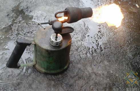 В Минском районе мужчина разжигал паяльную лампу и получил ожоги В Минском районе мужчина разжигал паяльную лампу и получил ожоги