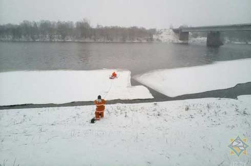 В Бешенковичском районе мужчина вышел на лед и провалился
