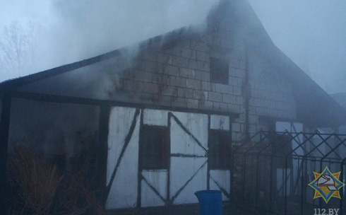 В Ждановичах мужчина попытался самостоятельно тушить дом и получил ожоги В Ждановичах мужчина попытался самостоятельно тушить дом и получил ожоги