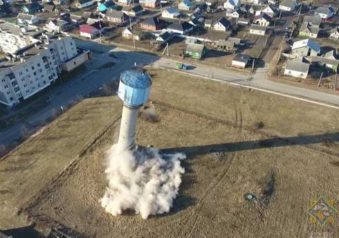 В Ляховичах взрывом снесли аварийную водонапорную башню (ВИДЕО)