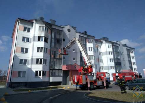 На пожаре в Столбцах работники МЧС спасли женщину и ее троих детей