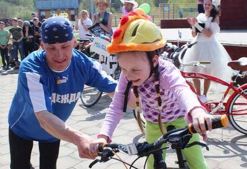 Более 70 велосипедистов приняли участие в велопробеге, приуроченном 25-летию со дня открытия детского центра «Надежда»