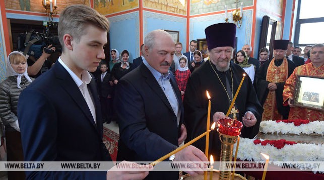 Александр Лукашенко на Пасху зажег свечу в храме Рождества Христова в Логойском районе