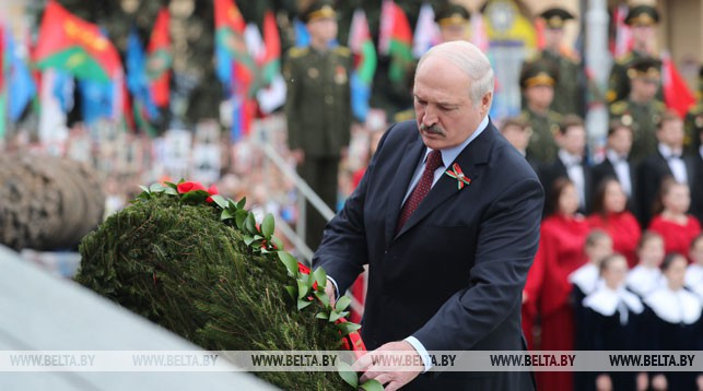 Лукашенко: ратный подвиг отцов, дедов и прадедов дал возможность дышать свободой и растить детей