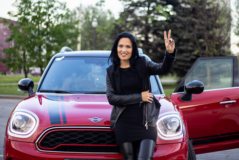 По дороге из аэропорта в Минск Тарья Турунен спела по-белорусски под гусли и исполнила сингл из нового альбома: вышел второй выпуск шоу «Мини-чат»