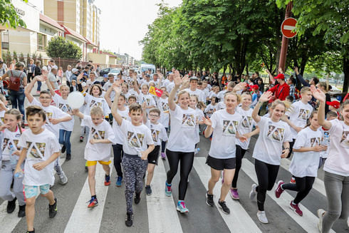 50 дней бега в помощь детям: «Европейские забеги» #velcombegom стартовали в Бресте с эстафетой «Пламя мира»