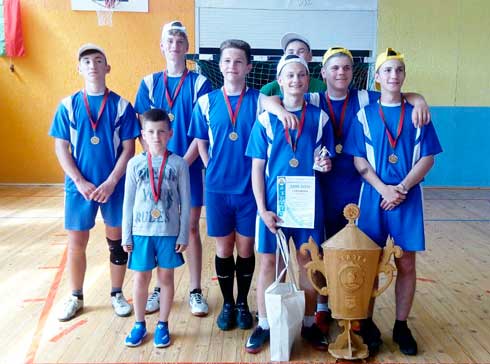 Футболисты СШ №3 стали обладателями переходящего Кубка Детского центра "Надежда" Футболисты СШ №3 стали обладателями переходящего Кубка Детского центра "Надежда"