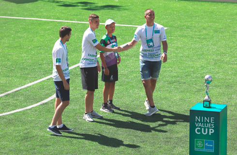 ФК «Ливерпуль» получил Кубок «Девяти ценностей» ФК «Ливерпуль» получил Кубок «Девяти ценностей»