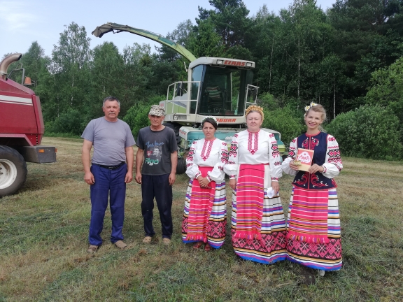 Агитбригада в поля ОАО “Нарочанские зори”