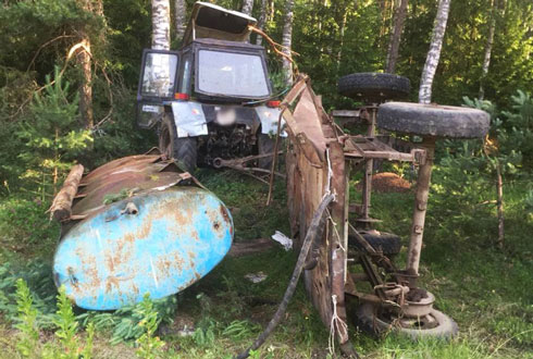 Выпивший тракторист в Вилейском районе врезался в дерево. Пассажир в больнице