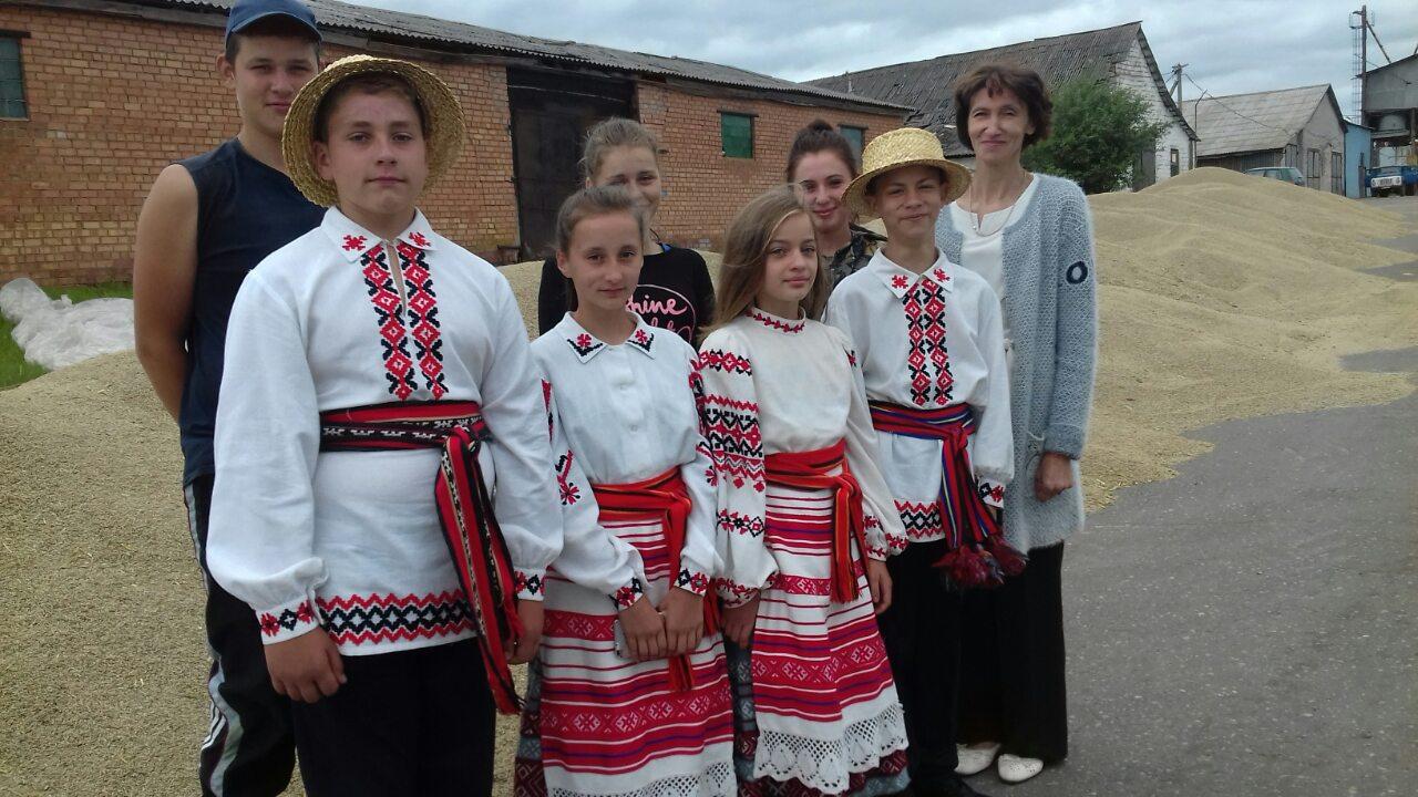 Хвіліну адпачынку на жніве работнікам "Новая Любанія" падаравалі куранецкія артысты