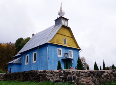 Фотофакт. На куполах православного храма в Латыголи сменят кресты 