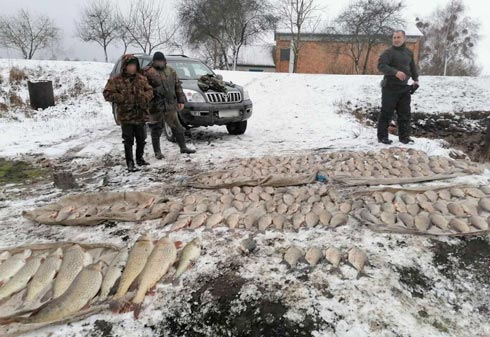 Отсутствие льда на водоемах привлекает браконьеров. На озере Червоном двое местных растянули сети на полкилометра