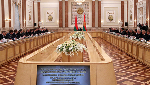 Президент Беларуси проводит совещание о мерах по обеспечению устойчивой работы экономики и социальной сферы в условиях мировой эпидемиологической ситуации