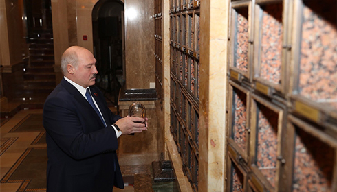 Президент принял участие  в церемонии закладки капсул с землей из мест воинской славы в Минске