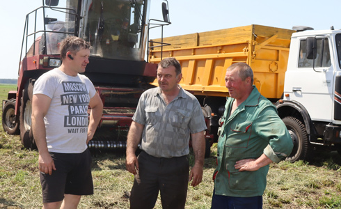 З першых сонечных дзён актыўна ўзяліся за нарыхтоўку кармоў у ААТ «Новая Любанія».