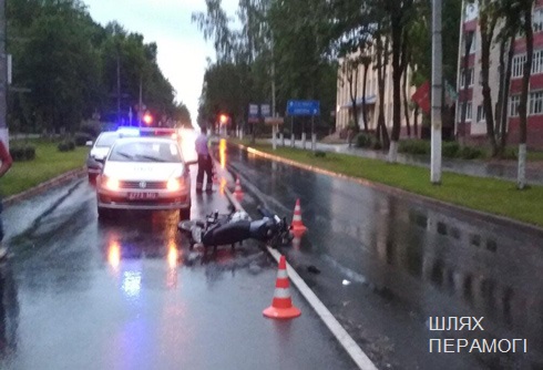 Во время сильного дождя автомобиль наехал на мотоциклиста в Вилейке