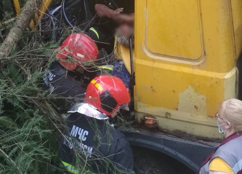 В Докшицком районе грузовик попал в ДТП: спасатели деблокировали двух человек