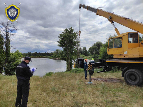 В Брестском районе извлекли из воды автомобиль с телом парня