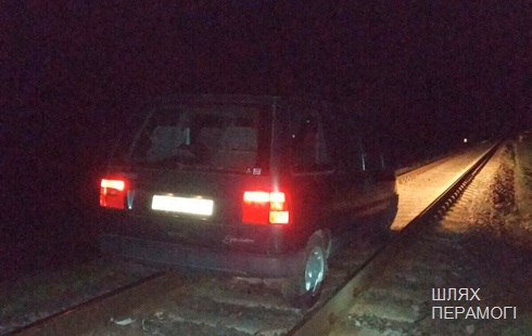 Автомобиль застрял на ж/д путях в Вилейском районе. Водитель оказался нетрезвым бесправником