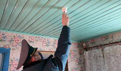 Греться – по правилам: вилейские спасатели проверяют ведомственное жильё