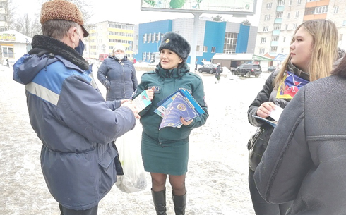 В микрорайоне «Зенит» сотрудники РОЧС напомнили о безопасности