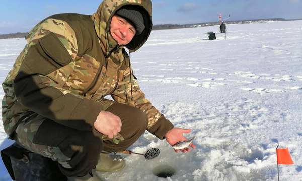 На Вилейском водохранилище спасатели соревновались в зимней рыбалке