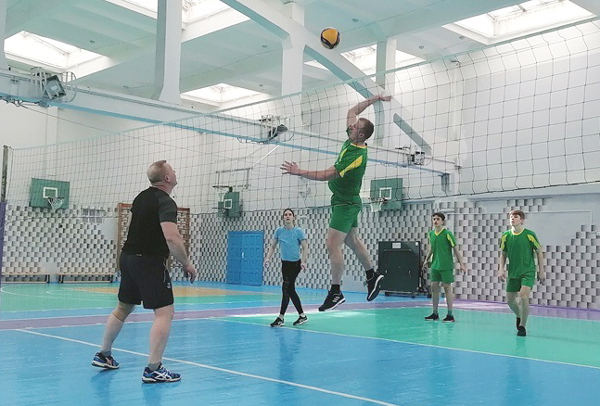 Товарищеский матч по волейболу прошёл между школьниками и сотрудниками РОЧС и Товарищеский матч по волейболу прошёл между школьниками и сотрудниками РОЧС и
