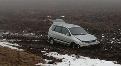 Легковушку на повороте вынесло с дороги в Вилейском районе