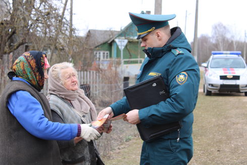 Число загораний сухой травы на Вилейщине снизилось, но огнеборцы наготове