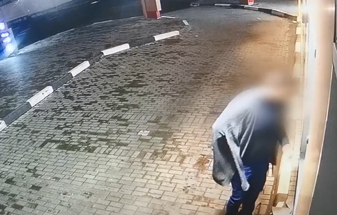 В Молодечно пьяный мужчина в четыре утра ломился в ресторан быстрого питания (ВИДЕО)