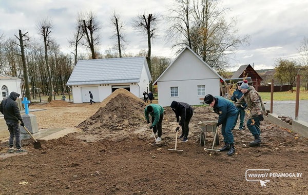 Спасатели приняли участие в строительных работах на территории вилейского храма