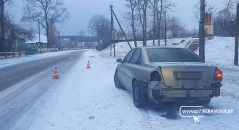 Volvo занесло на скользкой дороге прямо в забор