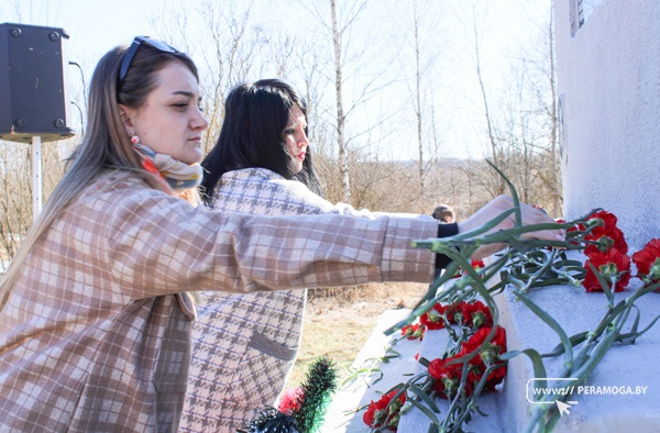 На месте сожжённой деревни Любча состоялся митинг-реквием На месте сожжённой деревни Любча состоялся митинг-реквием