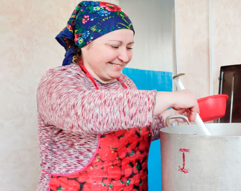 В "Нарочанских зорях" горячие обеды аграриям делаются с любовью и особыми "специями" – хорошее настроение