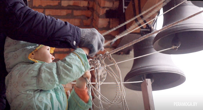 Испекли огромный пирог, желающие звонили в колокола: в храме Святителя Тихона Пасху отпраздновали по-особому (ВИДЕО)