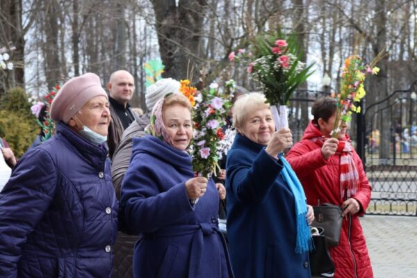 Католики празднуют Вербное воскресенье. Смотрите, как прошла праздничная служба в Вилейке