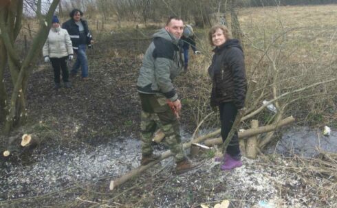 В Любани на субботнике благоустраивали зону отдыха