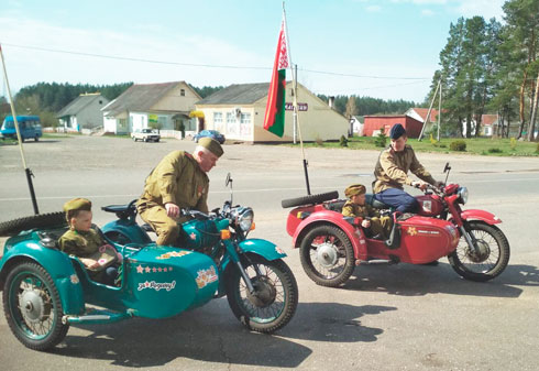С ретромотоциклами и концертом прошел праздник в Стешицах