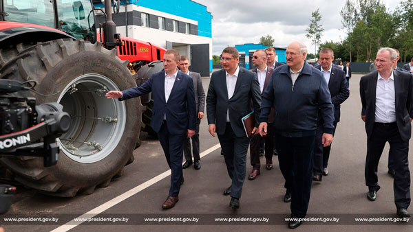 Посещая Мядельский район, Александр Лукашенко потребовал максимальное внимание уделить выращиванию льна