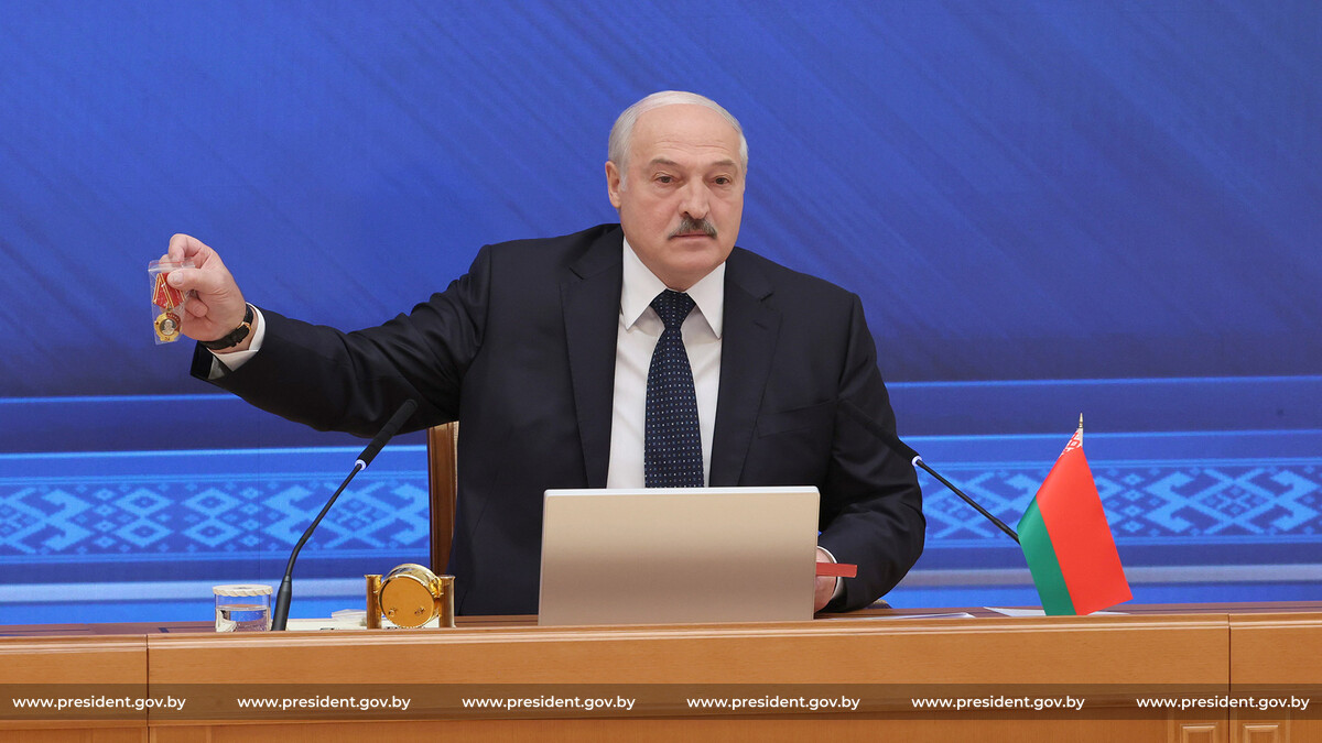 Лукашенко о факте, который его поразил. "Вещественные доказательства" президент принёс с собой на урок