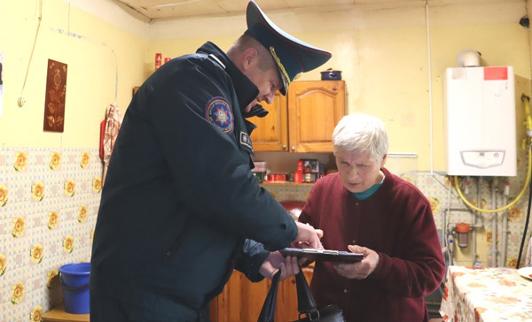 Чтобы напомнить, как согреться безопасно, спасатели посетили домовладения граждан Чтобы напомнить, как согреться безопасно, спасатели посетили домовладения граждан